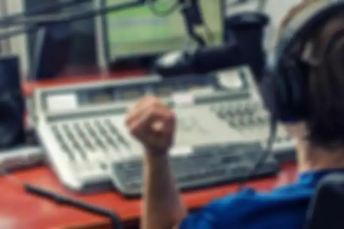 Ilustrasi penyiar radio