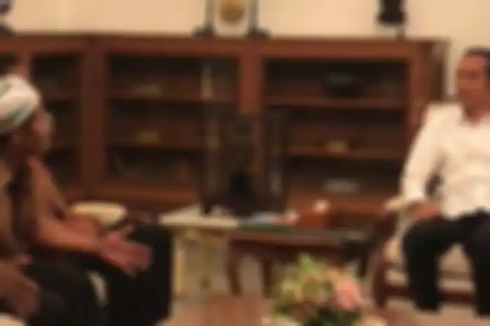 Presiden Joko Widodo di Istana Merdeka Jakarta, Jumat (24/5/2019) sore, menerima dua pedagang kelontong yang menjadi korban rusuh 22 Mei 2019 lalu.