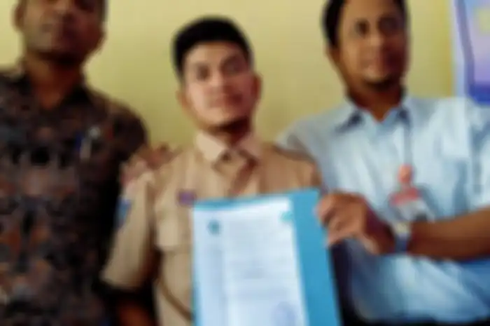 Aldi menerima surat kelulusannya, Sabtu (25-5-2019) (Foto: Kompas.com/ Fitri R)