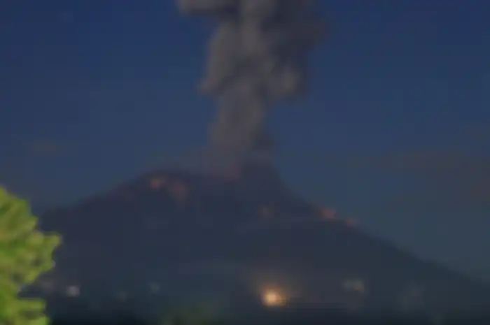 Abu vulkanis dan batu pijar terlontar dari kawah Gunung Agung saat erupsi (Foto: Nengah Wardhana/Antara Foto)