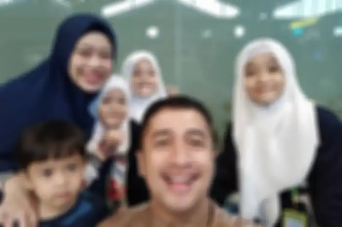 Irfan Hakim beserta keluarga