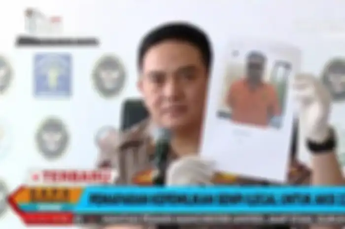 Kadiv Humas Polri Irjen Muhammad Iqbal menunjukkan foto tersangka (Tangkap Layar Kompas TV)