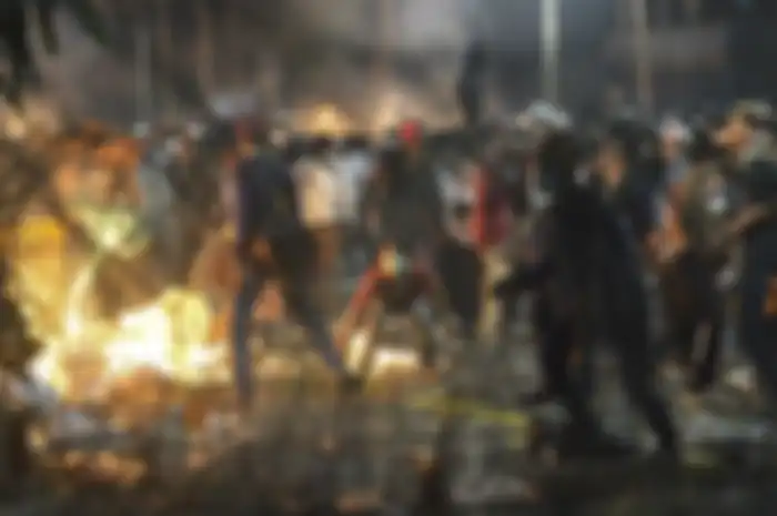 Massa Aksi 22 Mei terlibat kericuhan di depan gedung Bawaslu, Jakarta, Rabu (22-5-2019).. (Antara Foto/ Nova Wahyudi)