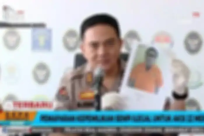 Kadiv Humas Polri Irjen Muhammad Iqbal menunjukkan foto tersangka HK