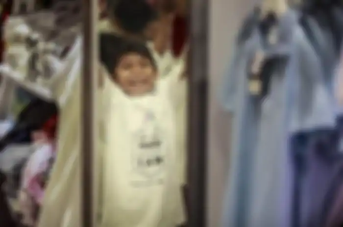 Foto anak yatim berbelanja baju lebaran