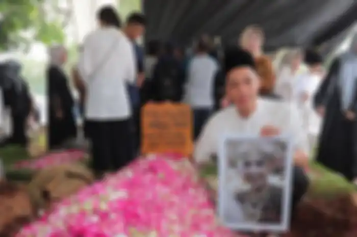 Rasyid Rajasa, saat memakamkan mendiang istrinya, Adara Taista, yang meninggal dunia karena kanker pada 21 April 2018 silam.