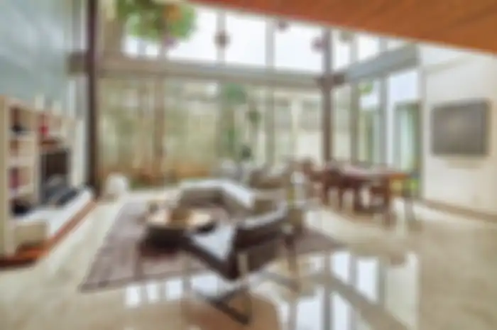 A House to Retreat / ruang tamu berlimpah cahaya/ plafon tinggi