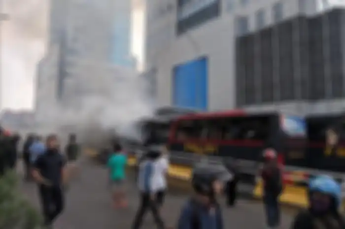 Dua bus polisi terbakar di flyover slipi saat kerusuhan 22 Mei 2019 (Foto: Kompas.com, Jimmy Ramadhan Azhari)