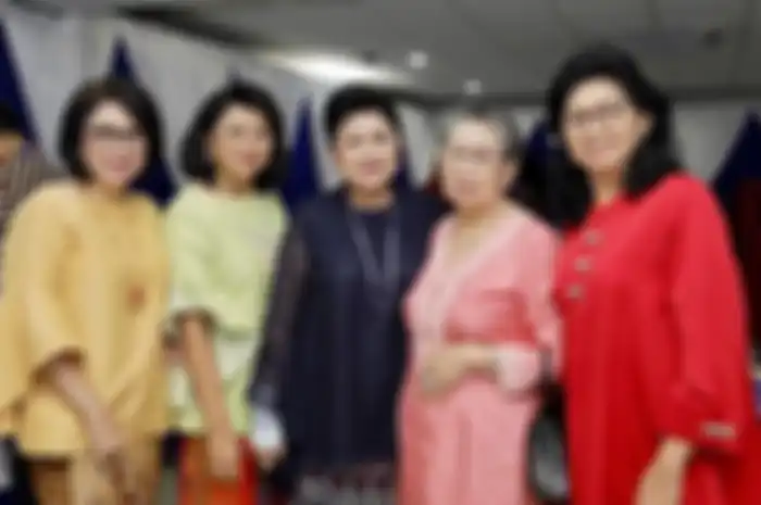 Ani Yudhoyono bersama dengan Ibunda dan saudara kandung tercinta