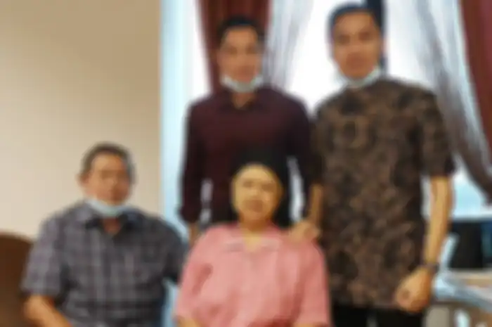 Seakan Berusaha Tegar, SBY, AHY, dan Ibas Gotong Peti Jenazah Ani Yudhoyono dengan Ekspresi Penuh Pilu
