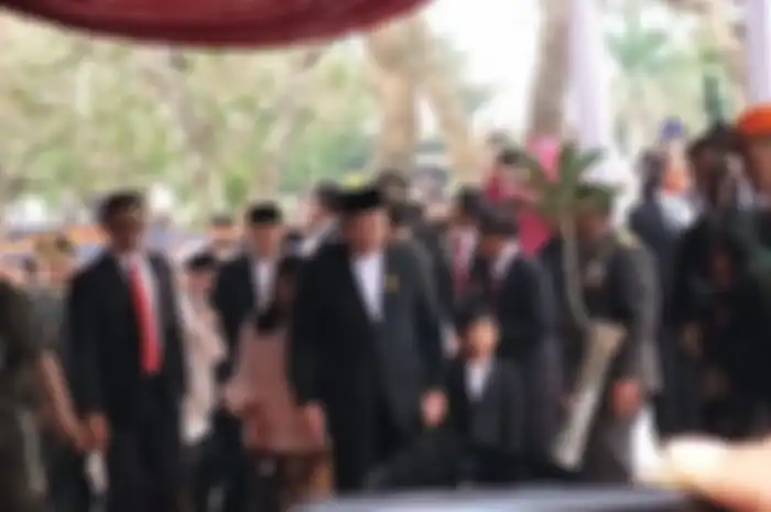 SBY didampingi dua cucunya saat menuju ke lokasi makam Ani Yudhoyono