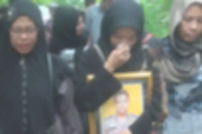 Istri Bripka Afrizal, Mutiah di prosesi pemakaman sang suami