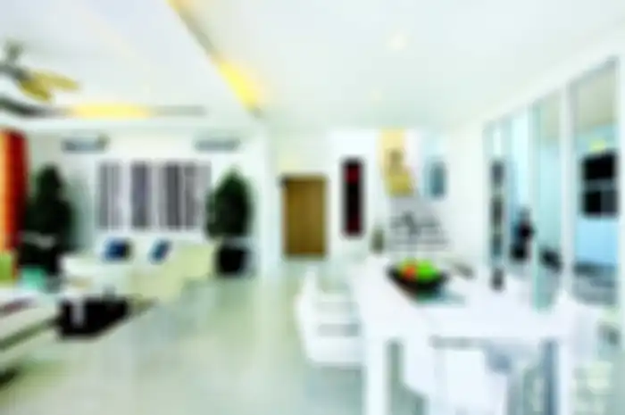 Memberi kenyemanan di ruang keluarga bisa dilakukan dnegan menaruh hiasan. Feng Shui mengatur jenis-jenisnya.