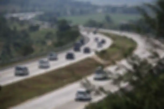 Kendaraan pemudik dari arah Jakarta melewati jalan tol cikopo palimanan di Jawa Barat, Minggu (2/6/2019). 