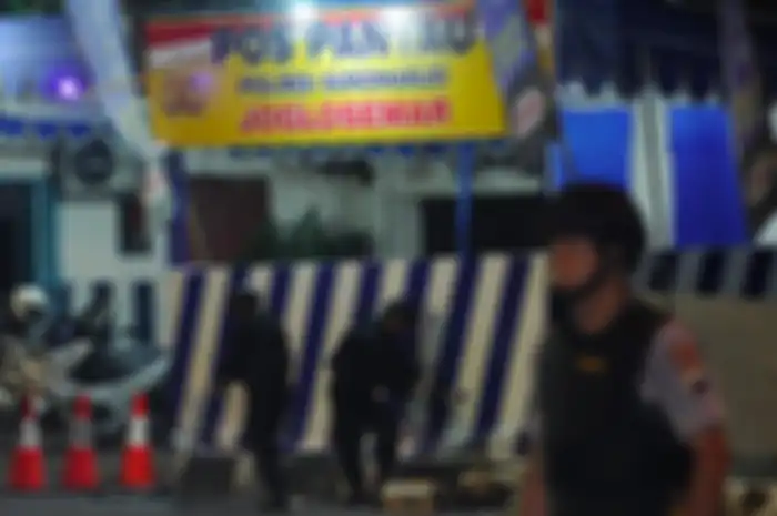 Petugas Polisi melakukan olah tempat kejadian perkara lokasi kejadian bom bunuh diri di Pospam Kartasura, Sukoharjo, Jawa Tengah, Selasa (4/6/2019). Terduga pelaku pembawa bom yang terjadi pada Senin (3/6/2019) malam tersebut kritis dan masih mendapat perawatan medis.
