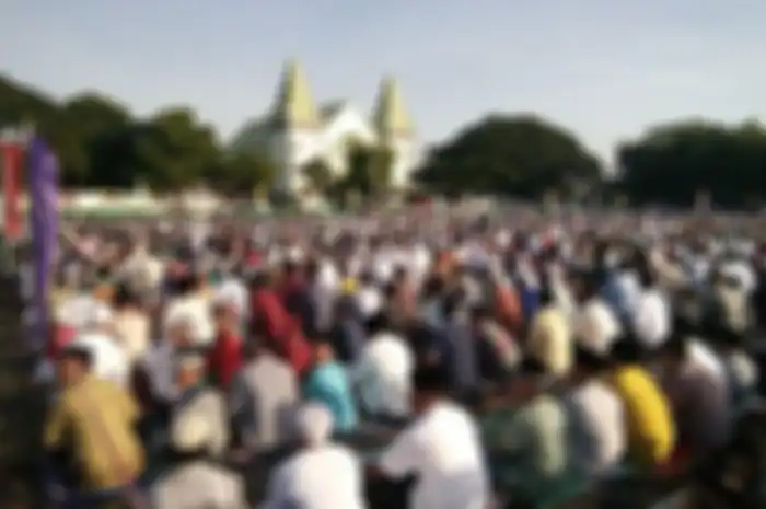 Ribuan umat muslim menunaikan shalat Id di depan Gereja GMIT Kalvari Kota Maumere, Flores, Nusa Tenggara Timur