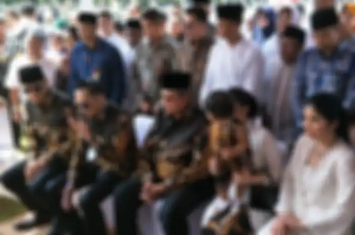 SBY sekeluarga mengenakan kain batik yang dipilihkan oleh Ani Yudhoyono sebelum wafat