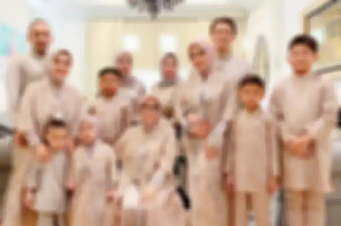 Syahrini dan Reino Barack bersama keluarga besarnya
