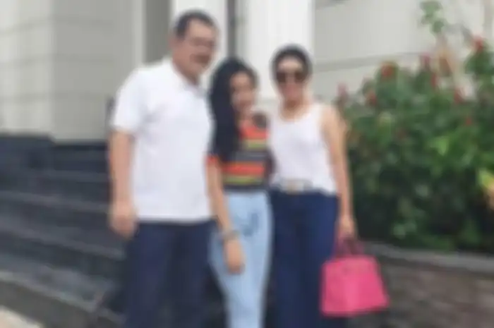 Potret Mayangsari bersama suami dan putrinya