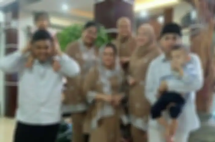Kahiyang Ayu Bersama Keluarga Bobby