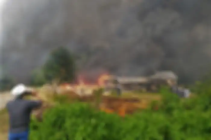 Kepulan asap hitam dari puluhan rumah yang dibakar di Desa Gunung Jaya usai terjadi keributan antar pemuda di perbatasan antara Desa Gunung Jaya  dan Desa Sampuabalo, Buton, Sulawesi Tenggara, Rabu (5/6/2019). Sebanyak 87 unit rumah dibakar setelah keributan antar pemuda dari dua desa berbeda di wil
