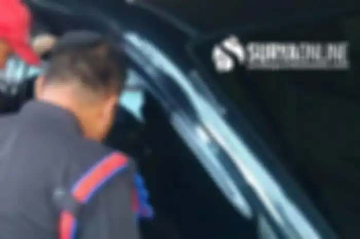  Petugas Linmas Surabaya berupaya mengevakuasi balita 