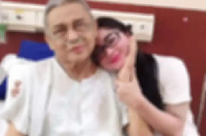 Dewi Perssik dan mendiang sang ayah, Mochammad Adil   