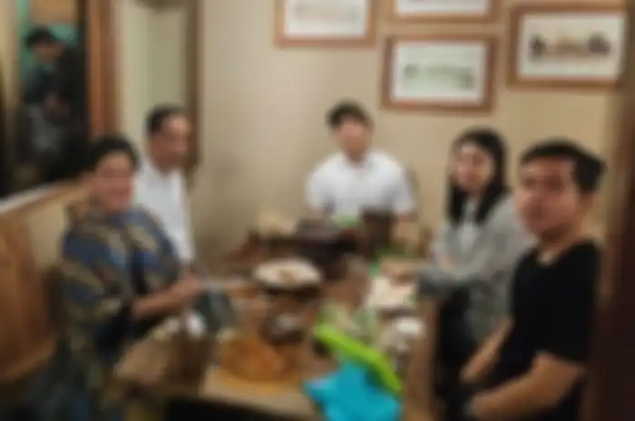 Selvi Ananda tenteng tas puluhan juta saat makan di kedai soto bersama mertua