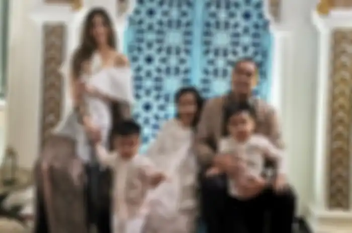 Nia Ramadhani dan keluarga