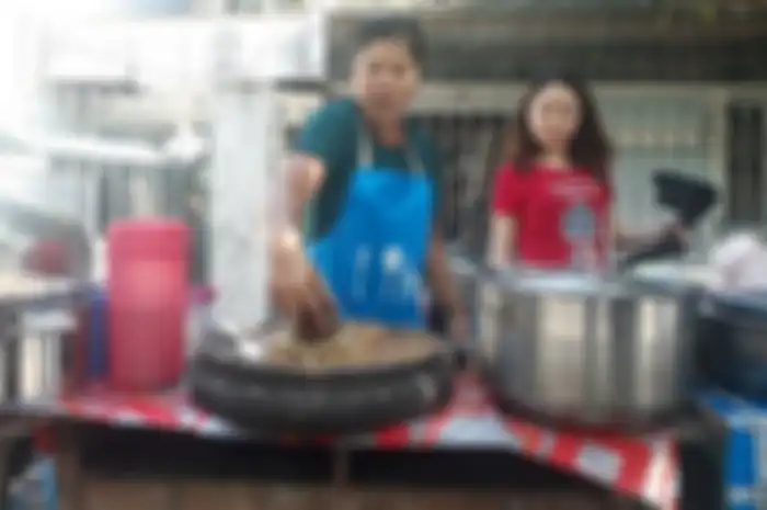  Mella, penjual rujak cingur seharga Rp 60.000 di Wiguna Timur, Kelurahan Gunung Anyar, Surabaya, melayani pembeli, Rabu (12/6/2019).