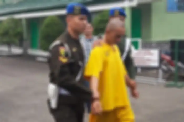 Prada DP dikawal anggota Denpom II Sriwijaya setelah ditangkap petugas