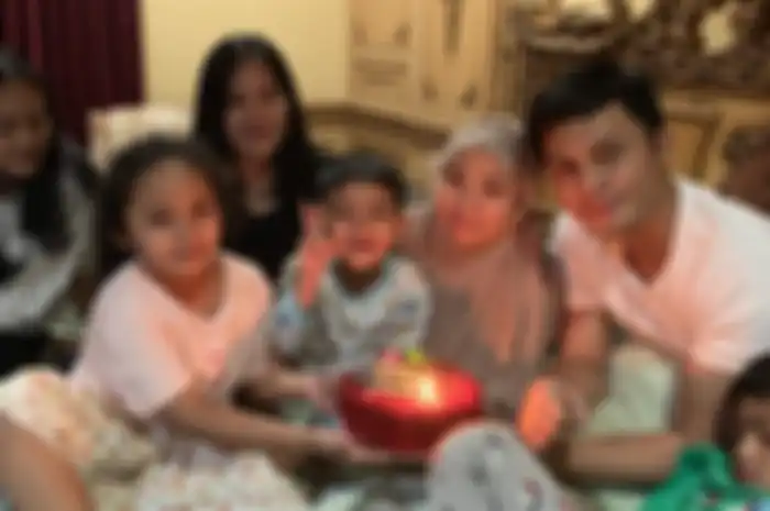 Muzdalifah dapat kejutan ulang tahun dari Fadel Islami dan anak-anaknya