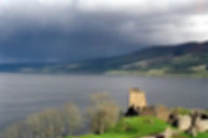 Danau Loch Ness dengan kastil Urquhart di tepiannya.(Foto: Wikipedia)  