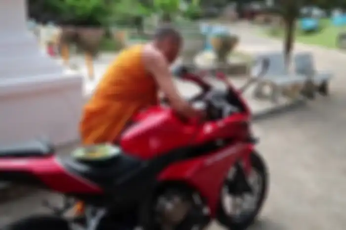 Video yang memperlihatkan aksi ritual untuk sepeda motor di Thailand menjadi hal yang menarik perhatian khalayak.