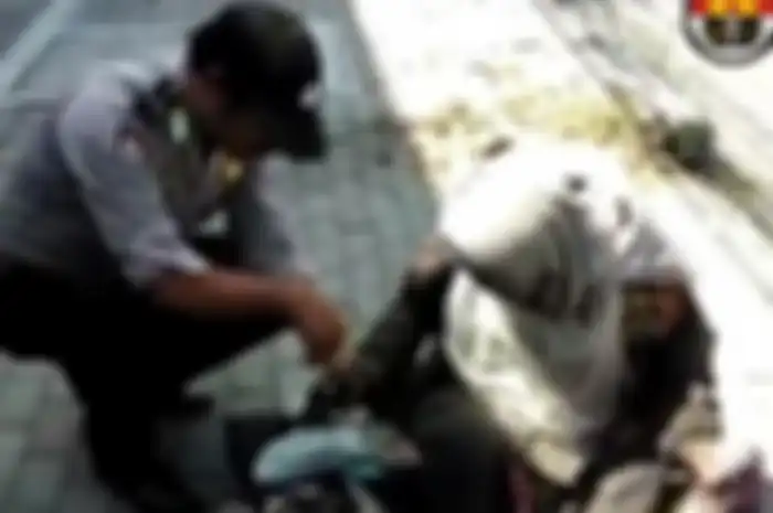 Anggota Polsek Jogonalan, Klaten, Jawa Tengah mempertemukan anggota keluarga yang  13 tahun terpisah di Klaten, Jawa Tengah, Sabtu (15/6/2019).(Dokumentasi Humas Polsek Jogonalan) 