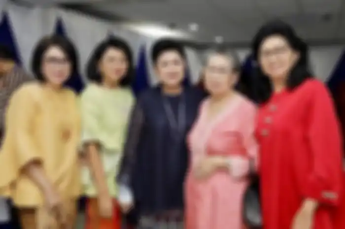 Ani Yudhoyono beserta ibu dan saudara kandungnya