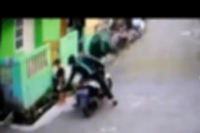 Oknum ojol yang menjabret ponsel seorang bocah.