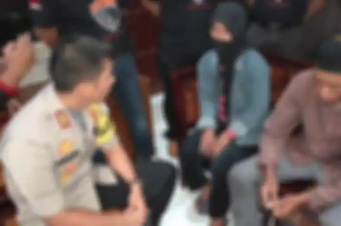 Kapolres Lumajang AKBP M Arsal Sahban  meminta keterangan  Hartono (38) dan Lasmi (34) dalam kasus dugaan suami gadaikan istri (Foto: Istimewa)
