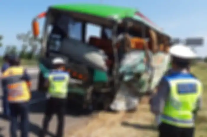 Kecelakaan bus Safari di Tol Cipali KM150+900 Senin (17/6) menewaskan 12 orang