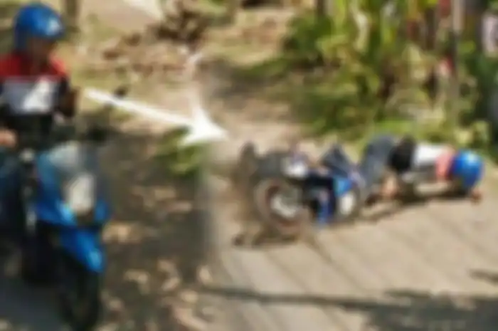 Viral Pengendara Motor Nyungsep Karena Main HP Terekam di Google Street View, Bikin Ngakak!