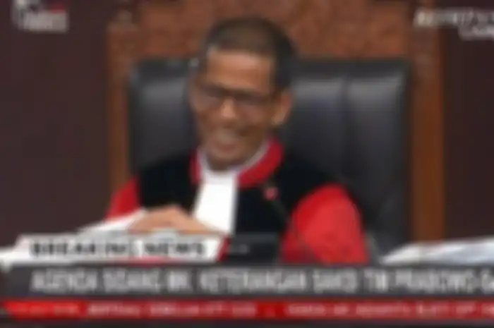 Hakim MK, Saldi Isra tertawa saat seorang saksi mendadak minta izin ingin pipis, Rabu (19/6/2019). 