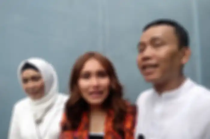 Ayu Ting Ting didampingi Umi Kalsum dan Abdul Rozak saat Grid.ID temui di kawasan Tendean, Mampang, Jakarta Selatan, Kamis (20/6/2019).