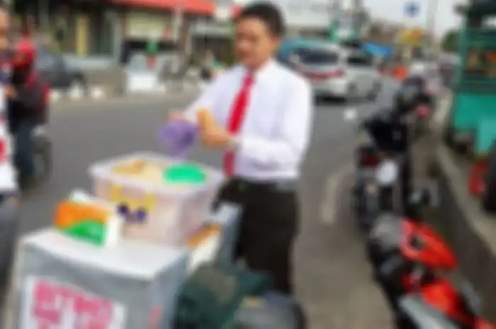 Sutrisno (kanan) pedagang mie lidi keliling saat melayani pembeli yang merupakan pekerja kantoran di sekitar Alun-Alun Kota Pekalongan Jawa Tengah.