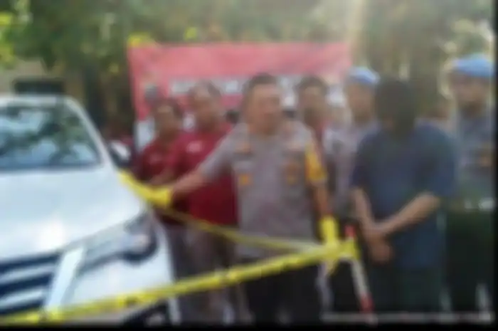 Kapolres Pati Jon Wesly Arianto menunjukkan barang bukti kasus pencurian yang dilakukan DS (33) berupa satu unit mobil Fortuner (Tribunjateng/Mazka Hauzan Naufa)  