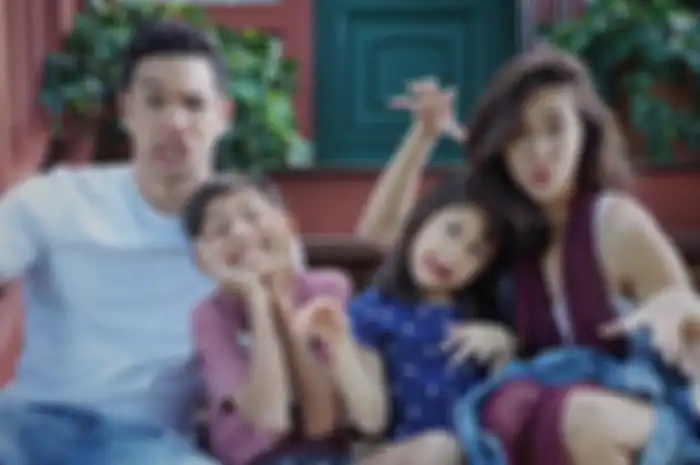 Andrew White, Nana Mirdad dan kedua anaknya