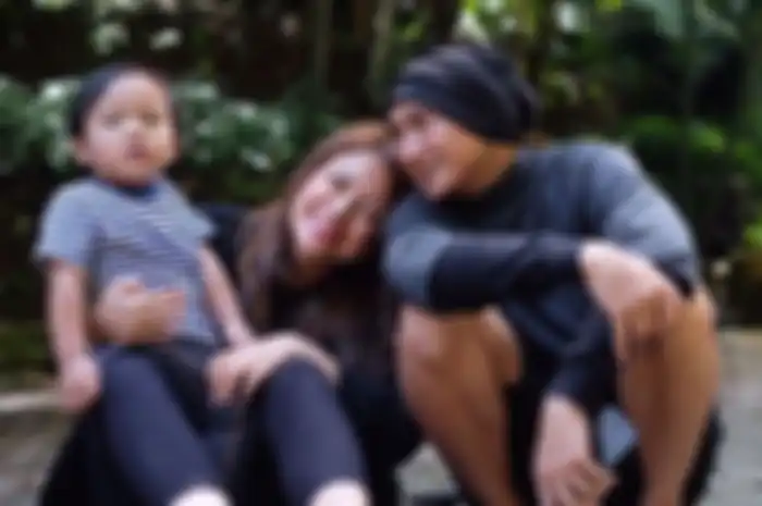 Anji Manji bersama istri dan putra bungsunya