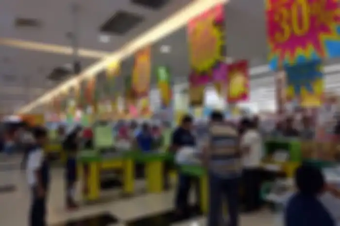 Giant Extra Jatimakmur Kota Bekasi dipenuhi pengunjung, Minggu (23/6/2019). 