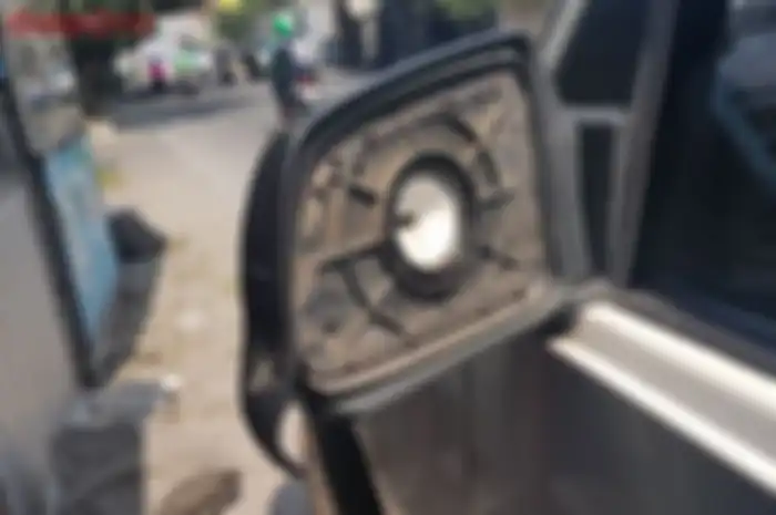 Ilustrasi kaca spion mobil rusak
