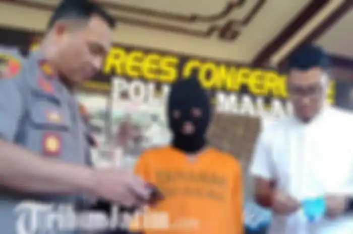 Kapolres Malang AKBP Yade Setiawan Ujung (kiri baju polisi) ketika menanyai tersangka (tengah) di samping Kasatreskrim Polres Malang, AKP Adrian Wimbarda