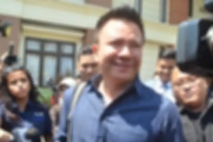 Suami penyanyi rap Denada, fotografer Jerry Aurum diabadikan usai menjalani sidang perceraian dengan agenda pembacaan gugatan cerai, di Pengadilan Agama Jakarta Selatan, Senin (3/8/2015).